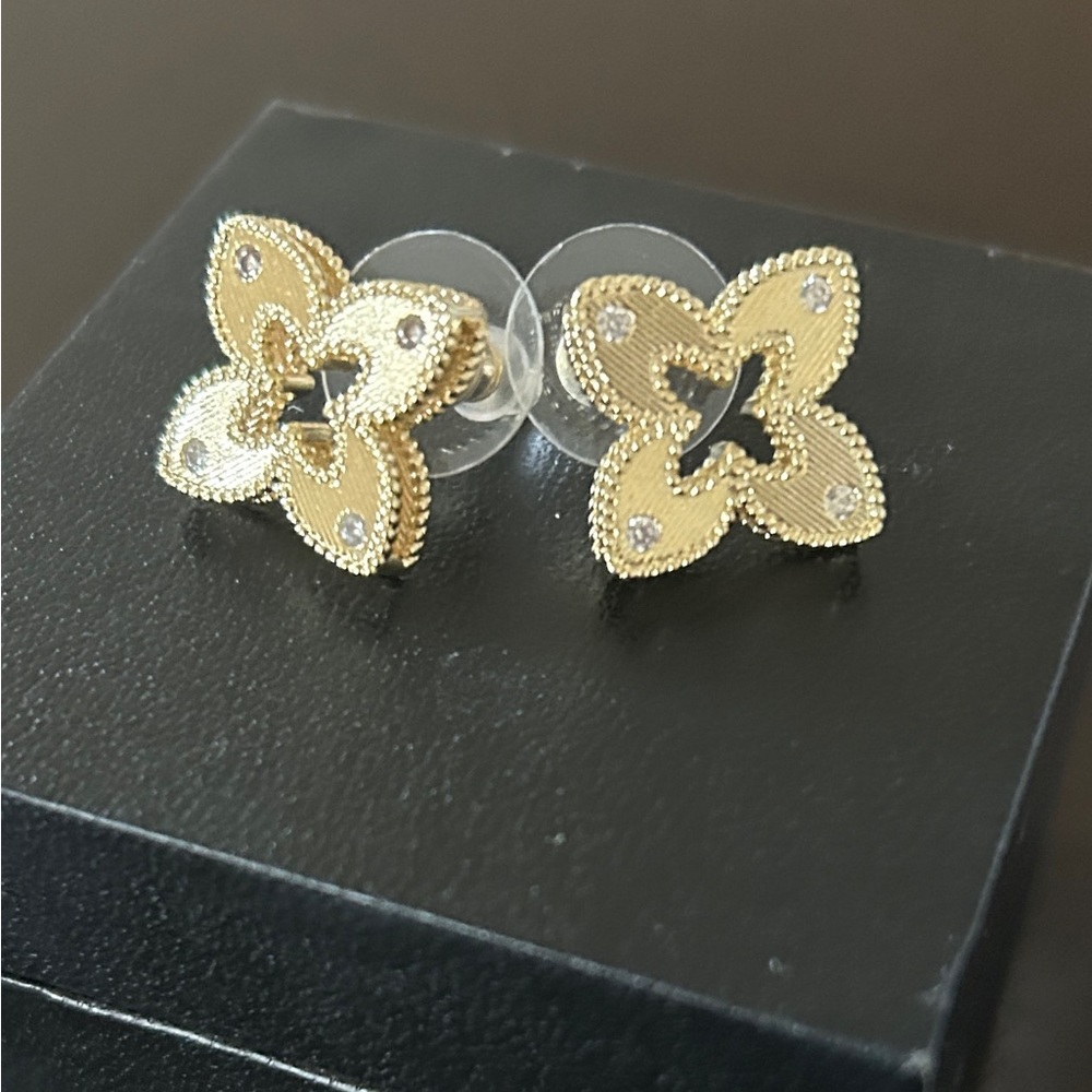 Elegant Gold Floral Earrings